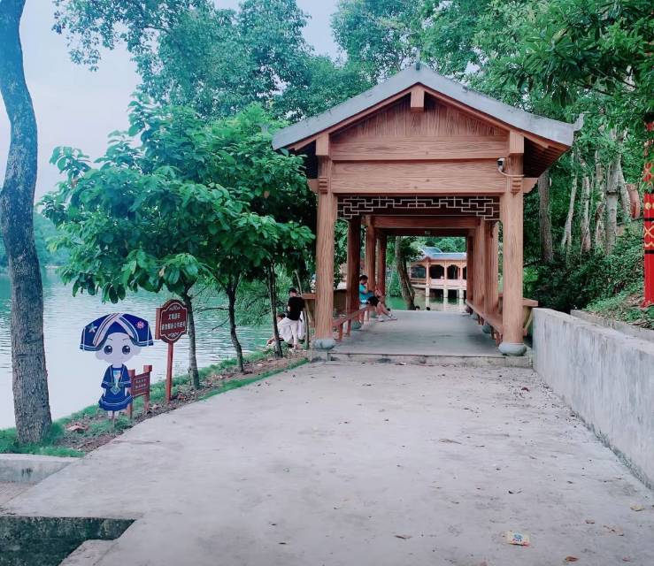 2-Day Pingguo Tour: Luxianhu's serene landscapes, Red Leaves Forest's natural beauty