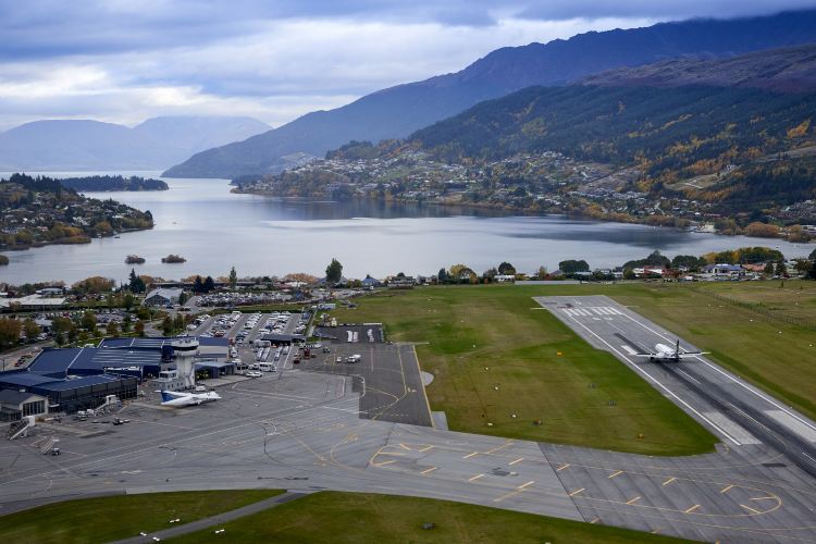 Queenstown Airport (Accessible with transport options, Nearby natural attractions)