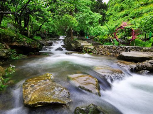 周洛龙潭风景区