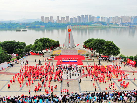大湾区千人横渡于都河 重走长征路 中国旅游日•江西分会场启动仪式有新意