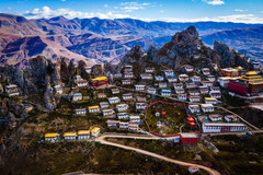 丁青游记图片] 西藏最科幻的孜珠山：海拔高，山势峭，禅房挂山腰