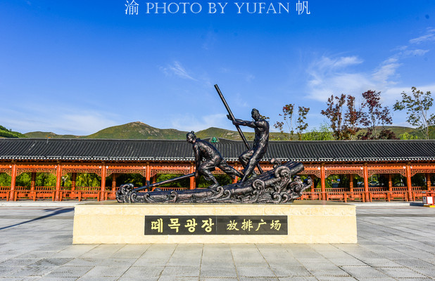 中朝边境行第一站:参观放排广场,鸭绿江对岸便是朝鲜大城惠山市