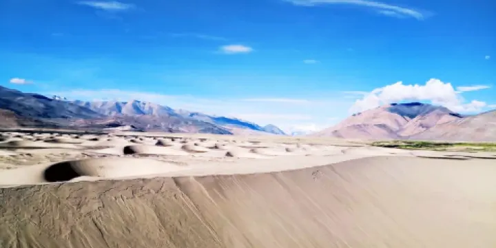 仲巴縣五彩沙漠