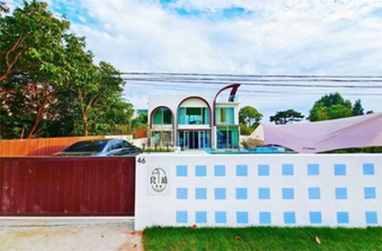 北京怀柔红螺寺良嬉美宿民宿，室内儿童滑梯，大厅相连接玻璃房，充满异域风情