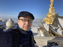 峨眉山市游记图片] 峨眉山~雪后徒步登金顶，寒夜扣门宿禅房，雪中畅饮冰啤酒，夜市初尝折耳根