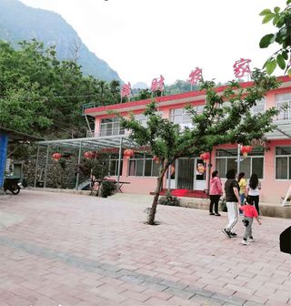 承德兴隆青松岭花市村农家院哪家好？满财农家院坐落于山水之间！