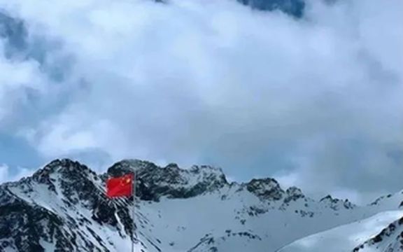 阿坝州多个景区“夏”雪啦!