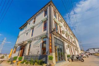 云南大理古城芬晓客栈,背靠苍山面朝洱海,阳台透明玻璃打卡圣地