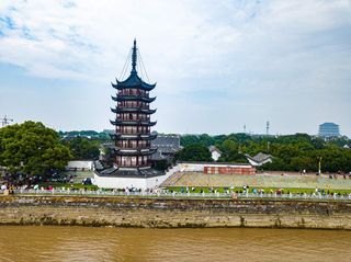 这座千年古城，可以赏天下奇观大潮，探乾隆身世之谜，值得一去！