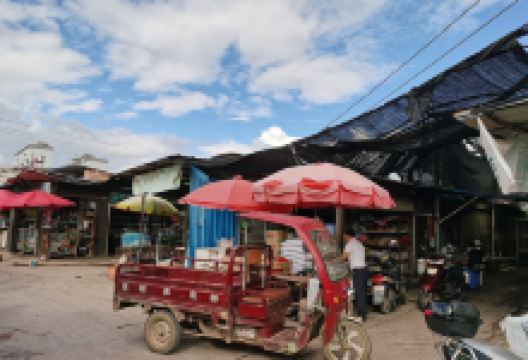 西门集贸市场购物图片