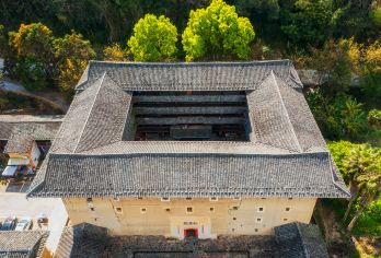 南靖云水谣+和贵楼+怀远楼一日游+英语导游+免费接送【[专属导游]专业持证英语导游，提供深度文化讲解与贴心服务，沟通零障碍，确保您的体验质量。】