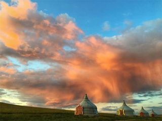 呼伦贝尔伊和乌拉蒙古包民宿北眺俄罗斯群山，日观蓝天白云牛羊