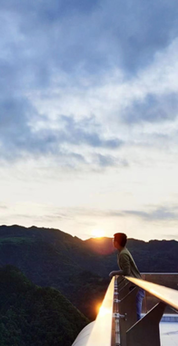 建在云里雾里的悬崖民宿,贵州这个小众苗寨可太美了.....