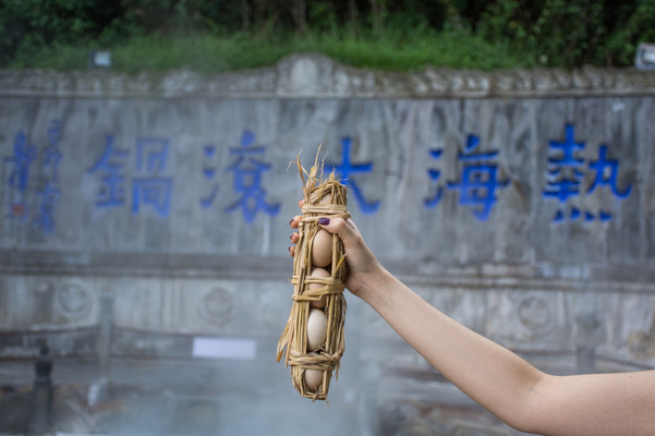 腾冲热海丨云南十八怪——鸡蛋串着卖,是一种怎样的体验?