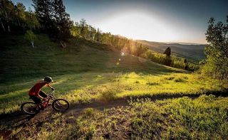 解锁美国阿斯本备受青睐的夏日运动:骑行