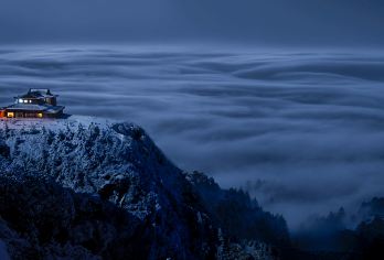 峨眉山半日游【蜀人说专业讲解 |观云海|佛光+景区深度漫游】【[金顶套餐]日出云海，观赏峨眉山著名日出和云海景观，体验“云海佛光”的唯时刻，参观四面十方普贤菩萨】