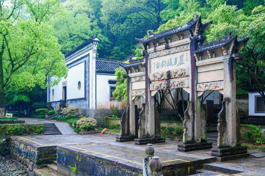 严子陵钓台的核心景观是这座石牌坊