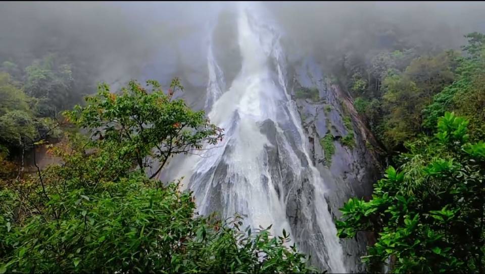 3-Day Hekou Tour: Sino-Vietnamese Railway Bridge and Honghe Butterfly Valley's natural and cultural fusion