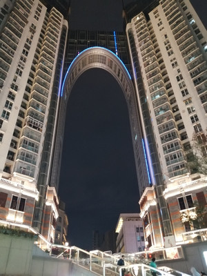 温州市五马街前面的这栋楼太耀眼，还有一条很特别的地下通道