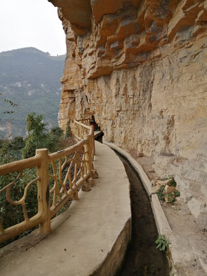 悬崖峭壁上，全人工开凿的工程，贵州后山镇这个红旗渠太震撼了