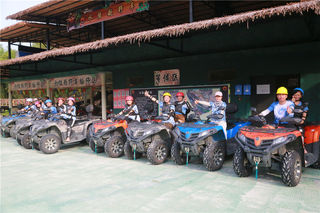 阿叔阿姨玩越野车，那飒的风姿也很美