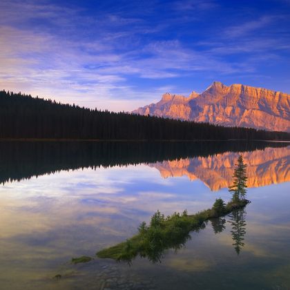 加拿大卡尔加里双杰克湖+明尼旺卡湖+班夫国家公园+强斯顿峡谷+弓冰川瀑布+硫磺山一日游