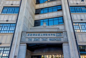 【金牌说】上海四行仓库讲解 1.5H 8人团 大咖讲师含耳麦【[金牌导游讲师团]他们博古通今，幽默睿智，善于挖掘文物背后的故事，用有趣的方式给您讲解】