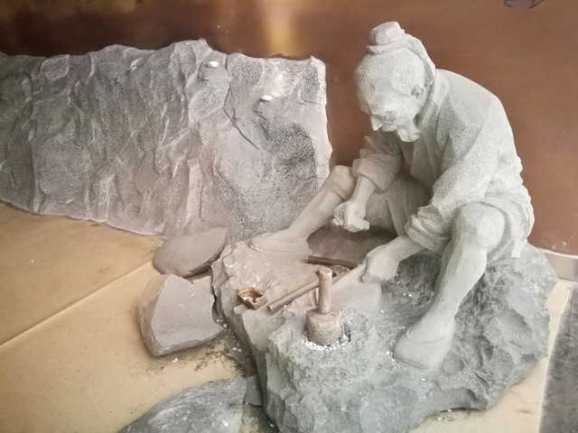 古今一线牵， 变幻的是面貌，不朽的是精神。展示了古人钻燧取火和狩猎的情景。