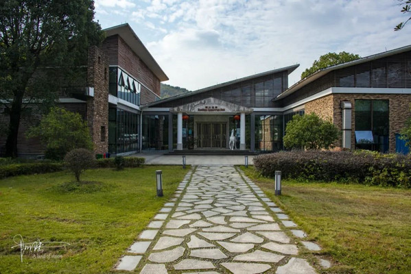 想体验骑马不一定要去内蒙古，在嘉兴南北湖就可以圆这个梦