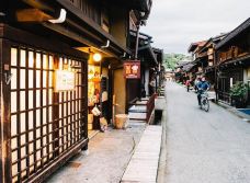 Sanmachi Suji-高山市-红妆人Nefelibata