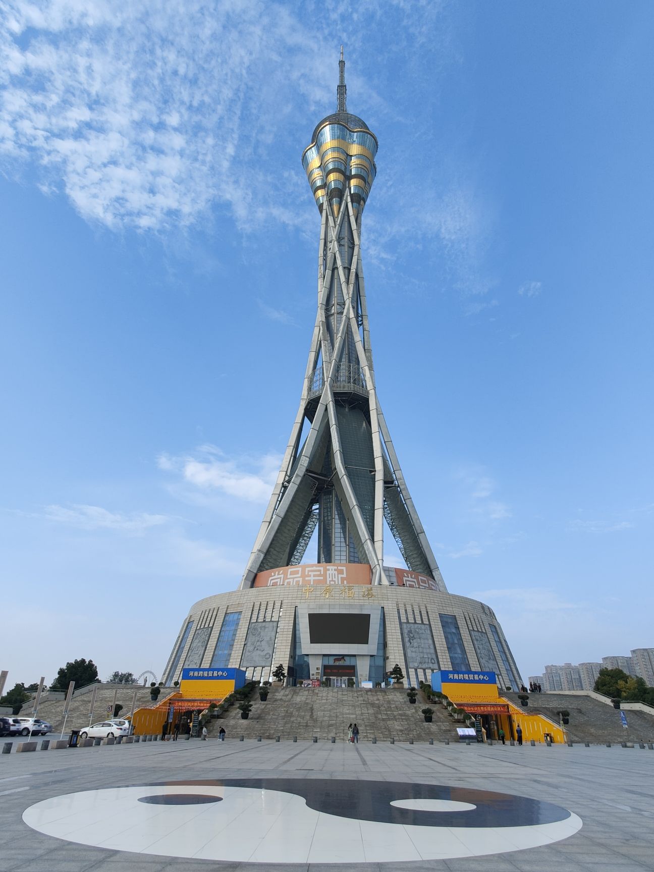 中原福塔又称河南广播电视塔，总高388米，共101层，是一座全钢结构塔。慕名而来是为了攀上99-10