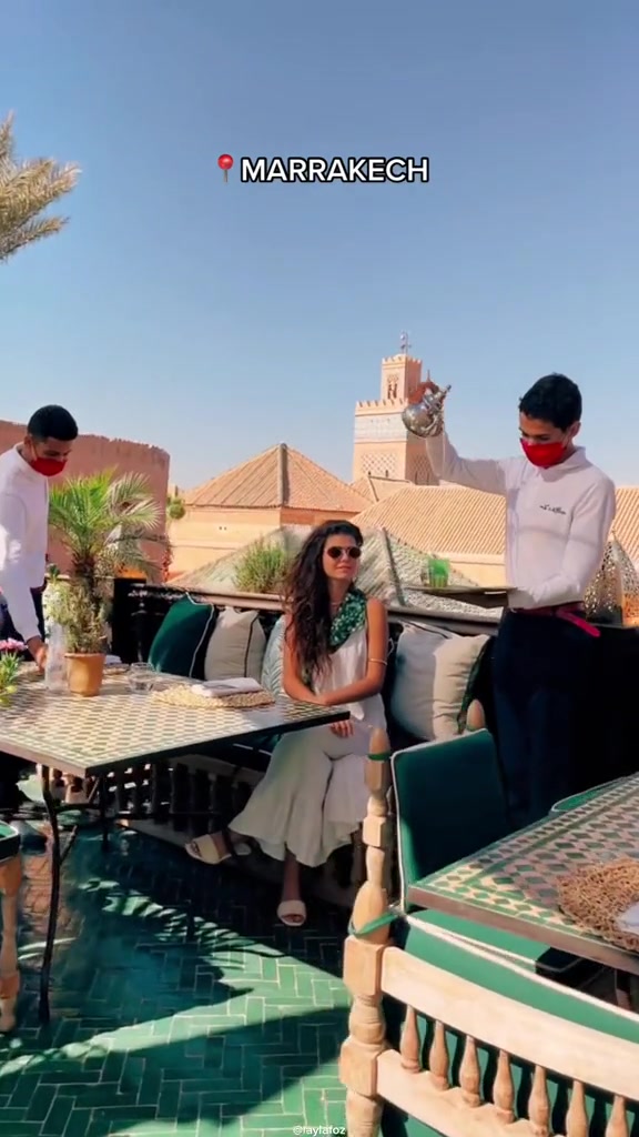 摩洛哥人酷爱饮茶，以茶待客。