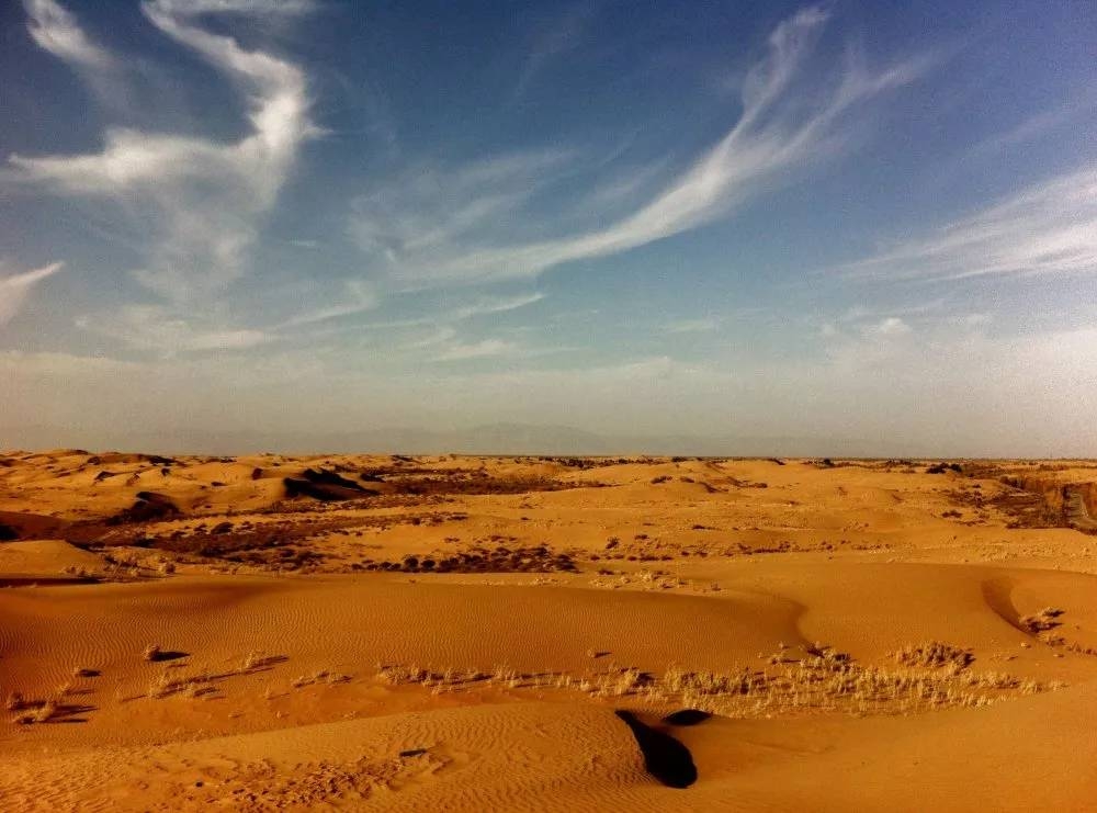 库布其沙漠是中国第七大沙漠，在河套平原黄河“几”字弯里的黄河南岸（有的人称为河套沙漠），往北是阴山西