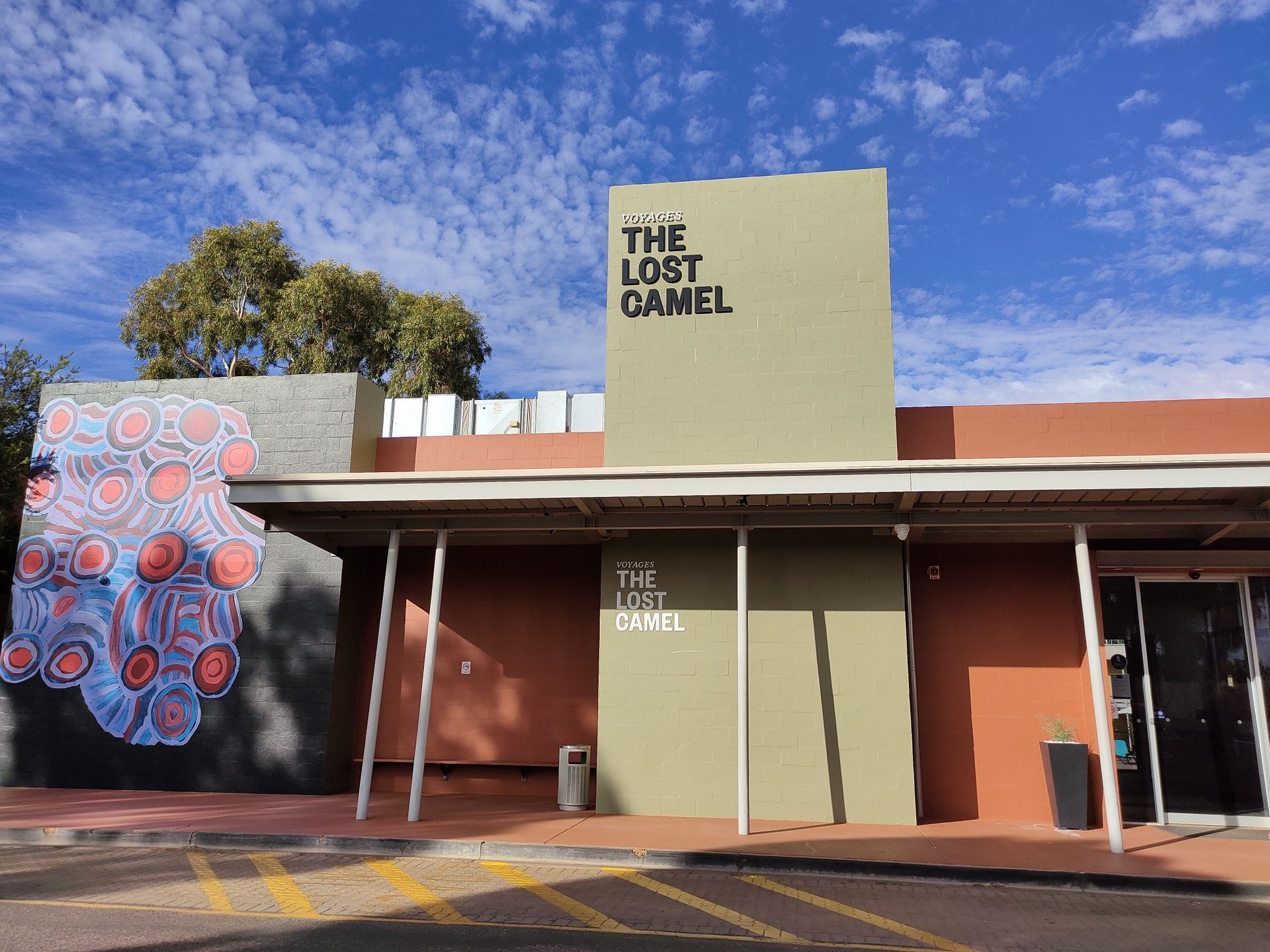 来澳洲乌鲁鲁国家公园游玩的游客，建议选择两年前重新装修名为“Lost Camel ”轻奢型酒店。比起