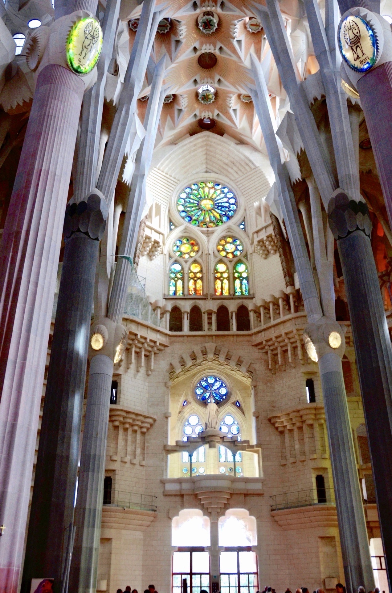 高迪的作品，西班牙的圣家族教堂。是看过的最不像教堂的教堂。里面，数根像竹子一样的扶柱，撑起一片高大明
