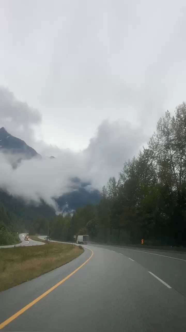 加拿大西部1号公路，雨后山间。