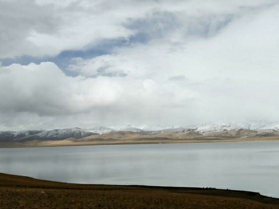 哲古措位于山南地区措美县的哲古镇，湖的面积不小，湖水清澈，宁静安详，感觉从未有人踏足过这里有。 西藏