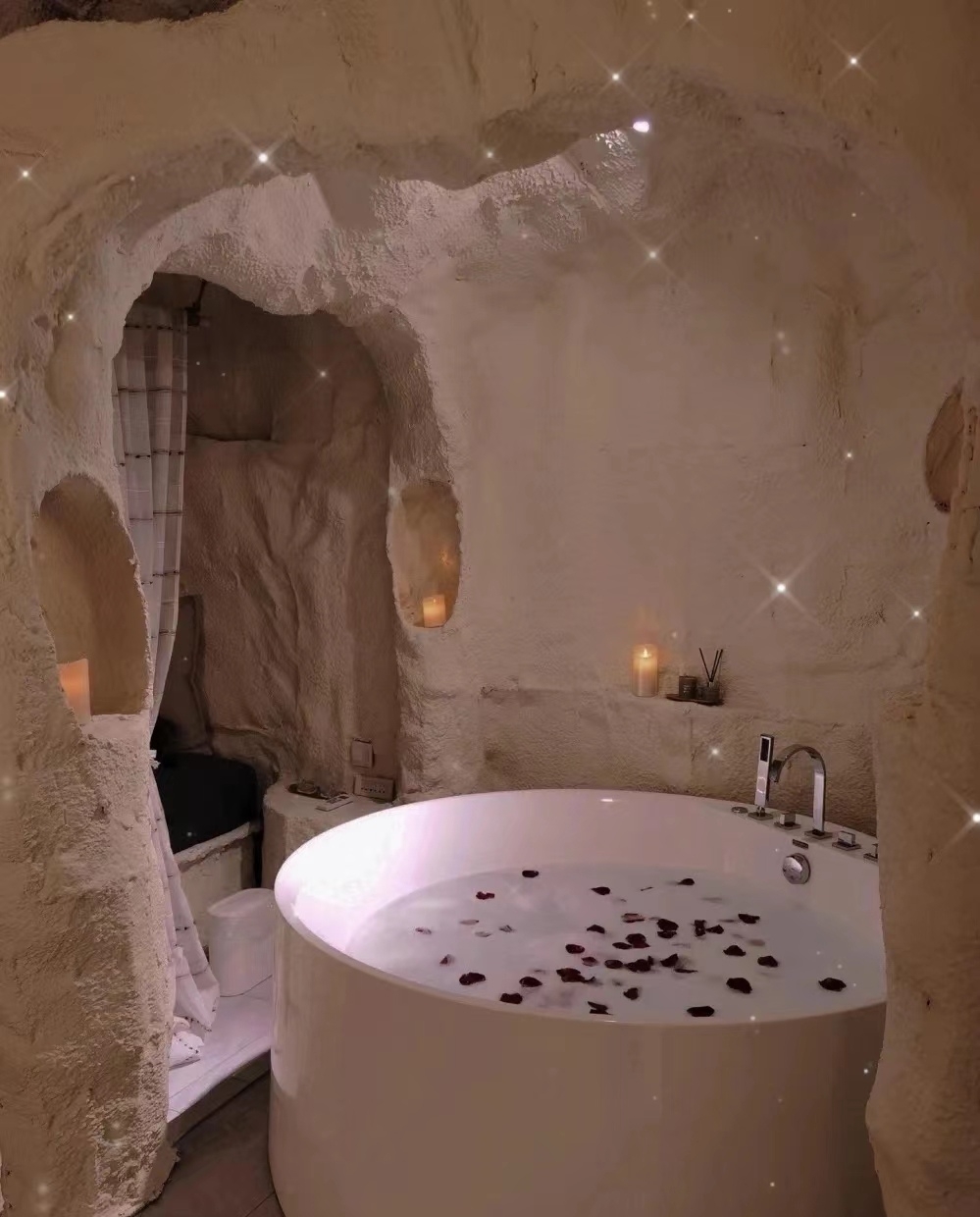 #隐居避世酒店 一定要跟女朋友住这家洞穴浴缸民宿❤️ 光这个浪漫双人浴缸，光想想就窒息啦 拍照真的特