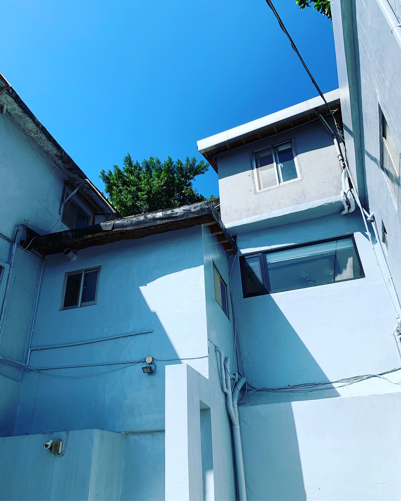 位於公馆水岸旁的「宝藏岩国际艺术村」其历史轴线除了包含市定古迹的