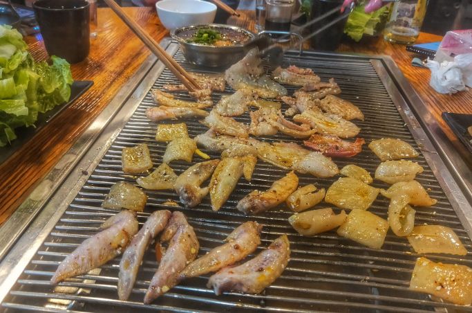 三人行烤肉(晋茂新园店)餐厅图片