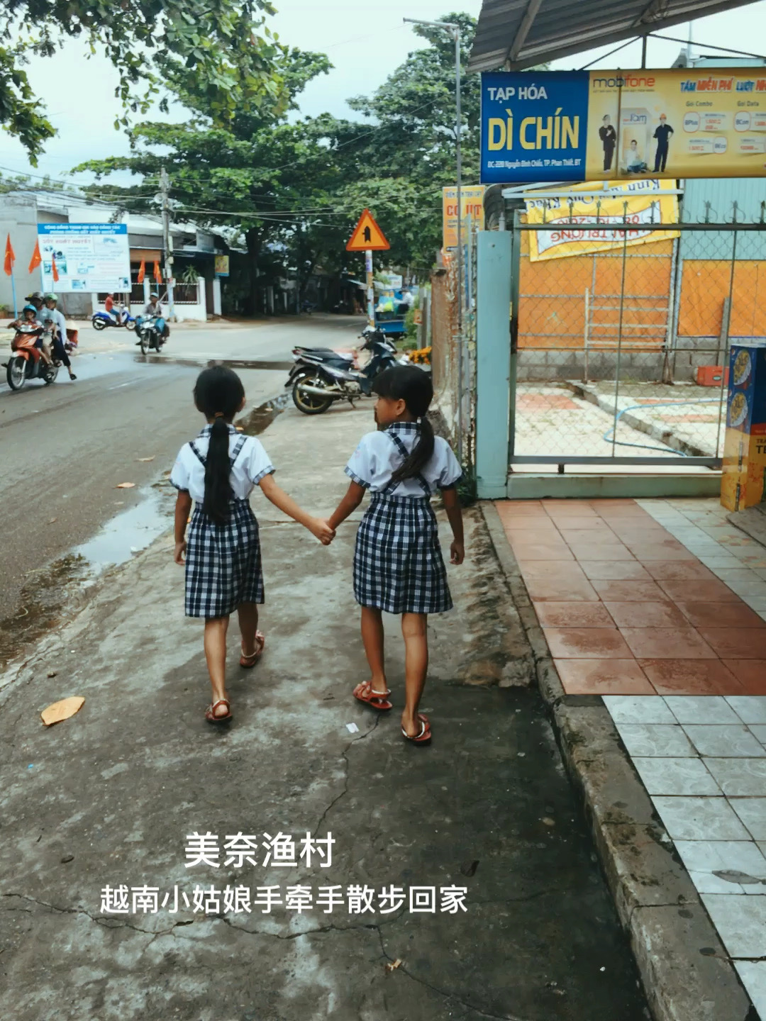 越南小姑娘手牵手散步回家