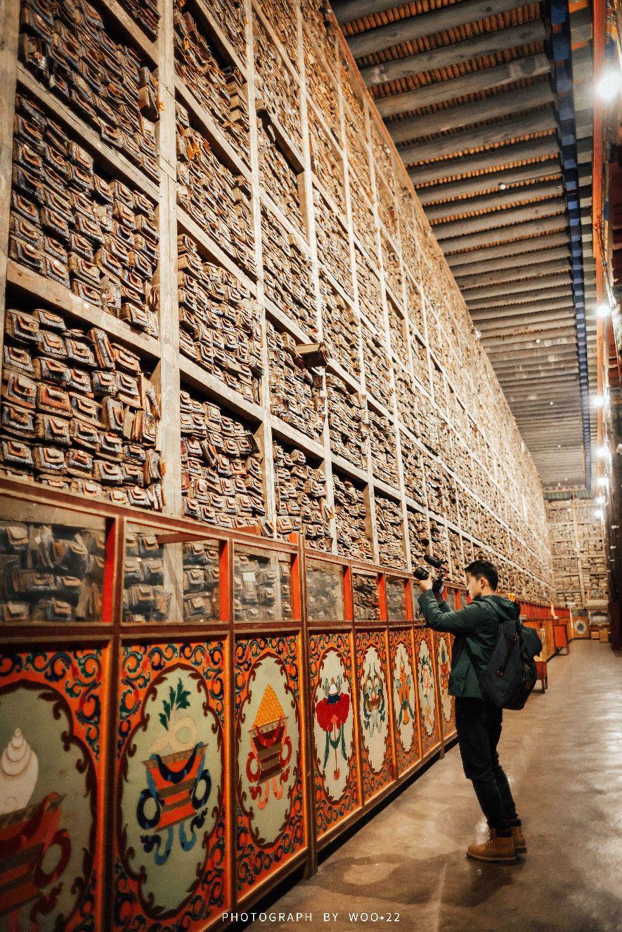 世界上最大的经书墙，据传王菲在此修行？