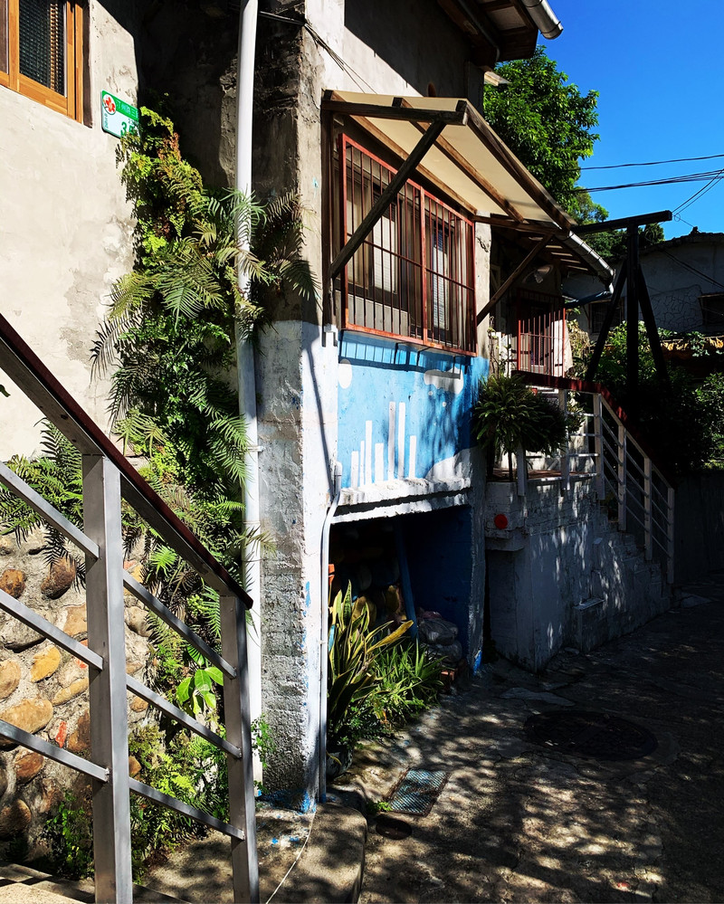 位於公馆水岸旁的「宝藏岩国际艺术村」其历史轴线除了包含市定古迹的