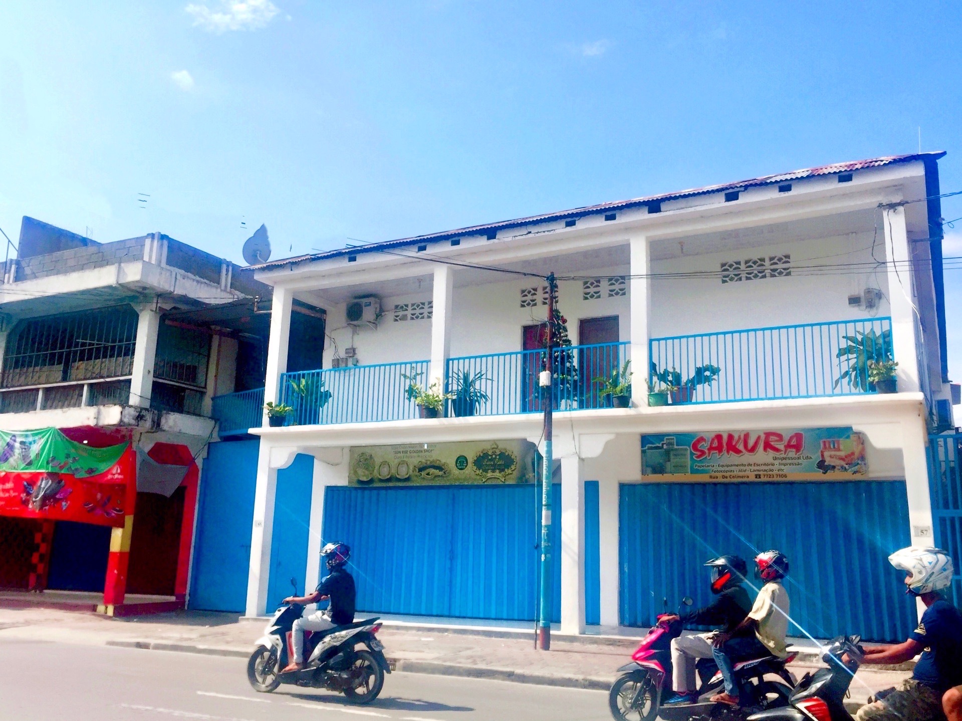 东帝汶的利达萨，在街头逛逛、房屋的颜色，都是跳跃的。蓝、白、红、黄