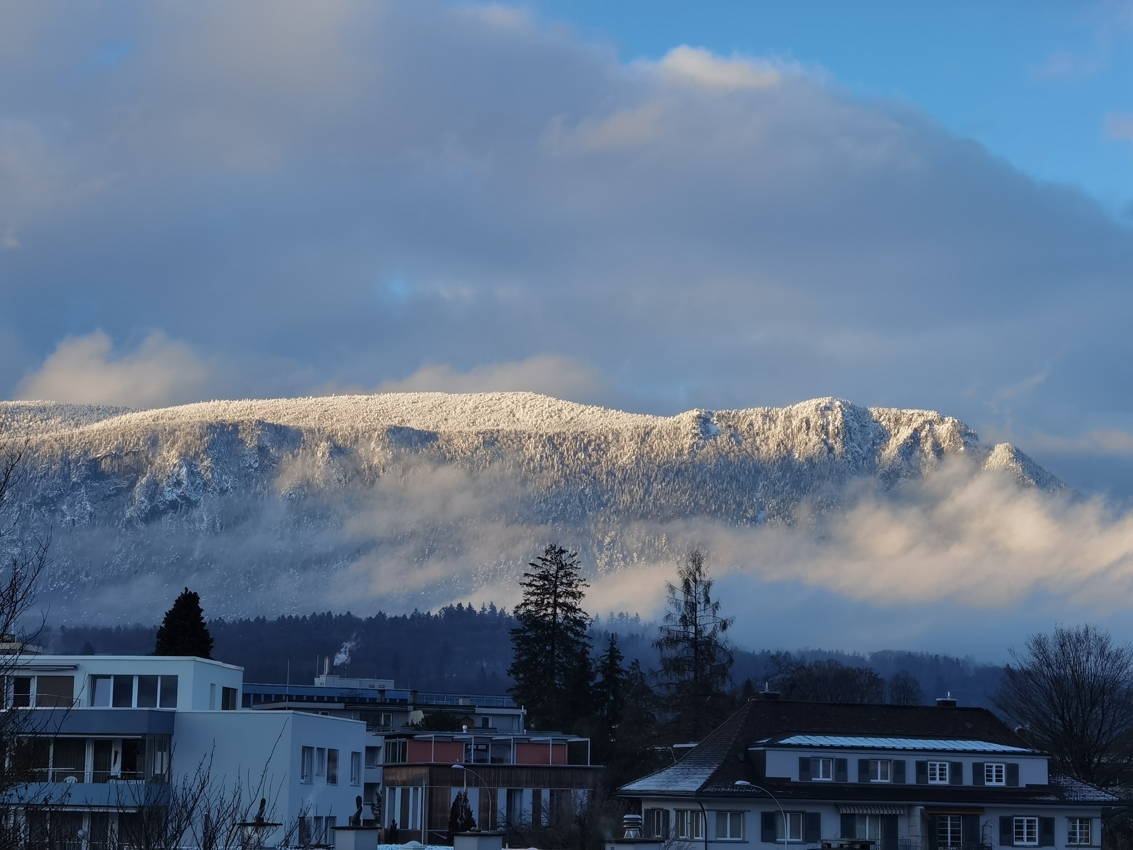 冰雪覆盖的白石山