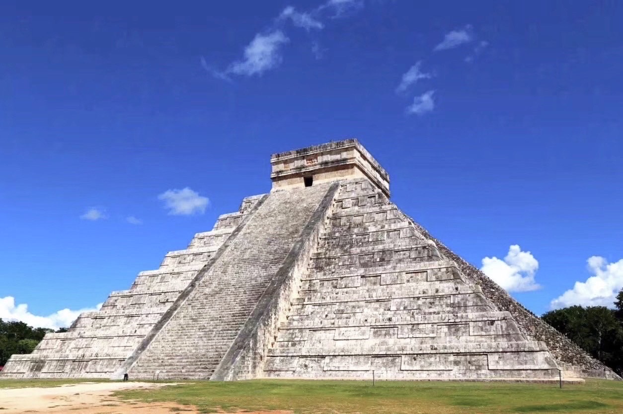 墨西哥的奇琴伊察、玛雅金字塔高9层30米，四面各91级台阶。台阶和阶梯分别代表1年的天数和月数，52