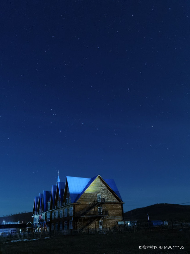 内蒙古恩和俄罗斯民族乡 据传这里有很多俄罗斯裔,有一些当地人一看就很俄罗斯。 该小镇最棒的就是夜晚的星空了~晚上9点不到就会路灯全关,进入一片漆黑的世界,此时没有光污染,就可以跑到街上拍星星咯~ 一秒穿越到俄罗斯 (星龙去的时候是9月底,晚上接近0度。注意#俄罗斯 保暖哦~) #这里看夜景超美 #假装在国外 #星空