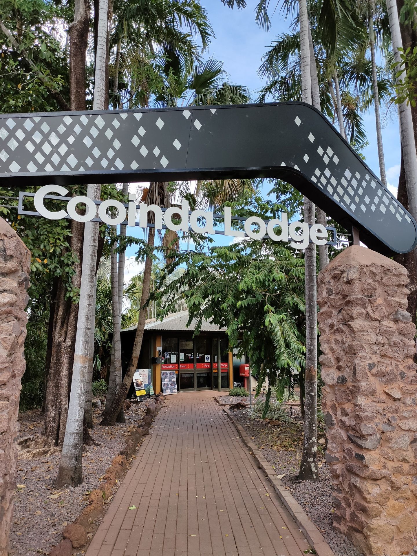 澳洲卡卡杜国家公园范围内有两个度假村，一个名为Cooinda, 另一名为Jabiru ，后者是卡卡杜