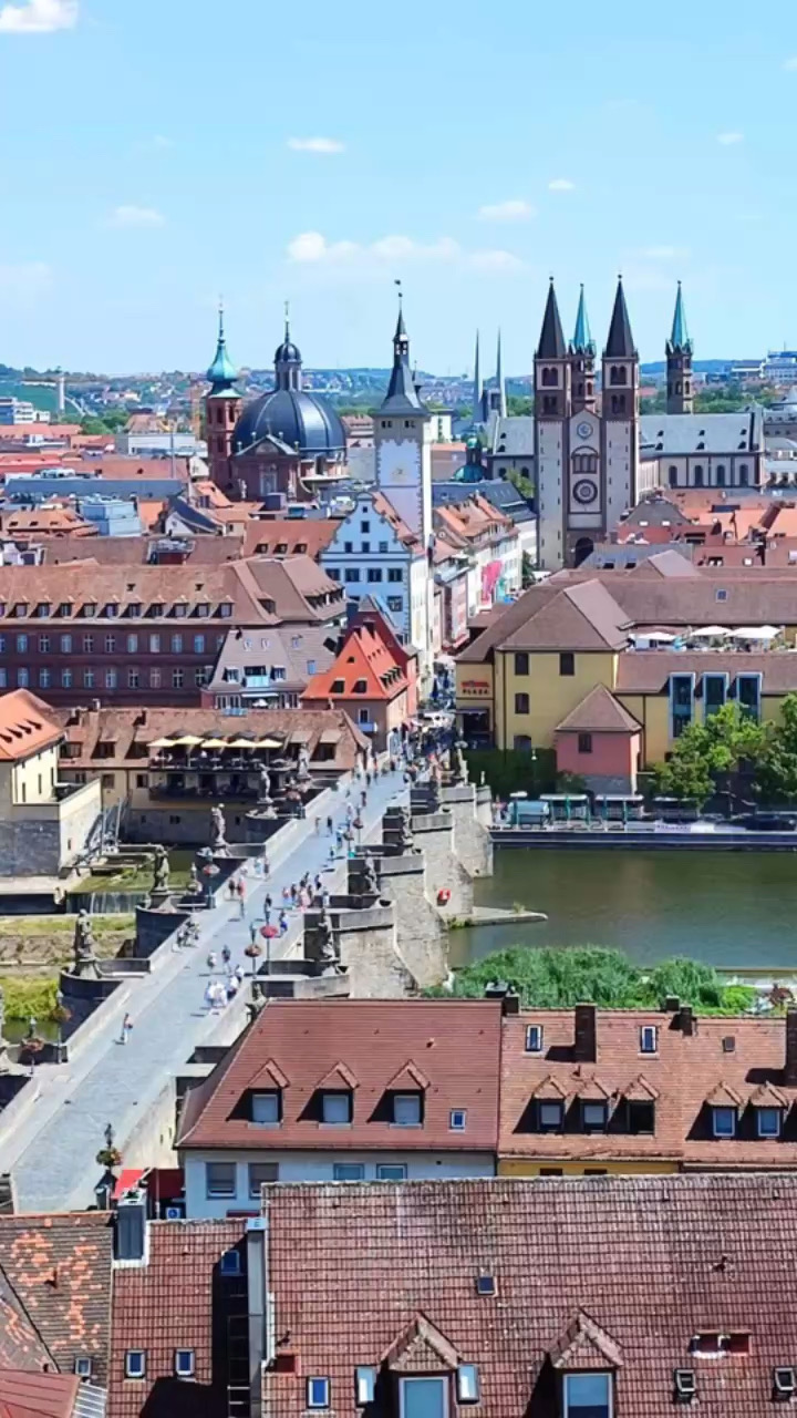 维尔茨堡（Würzburg）位于德国巴伐利亚州美因河畔。建于1582年，是德国中南部的工商业城市、文