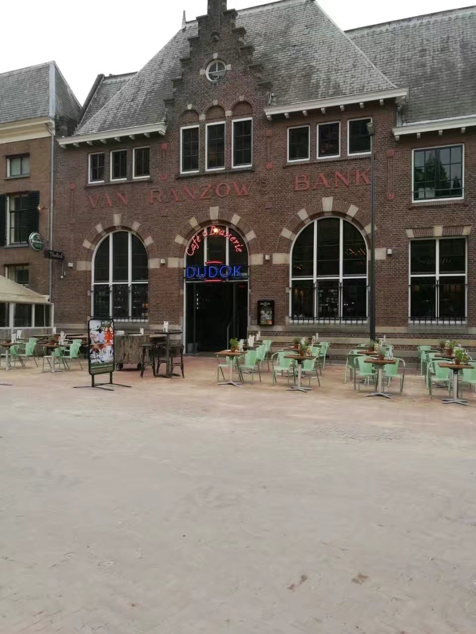 荷兰Arnhem的DUDOK餐厅，不管是里面还是外面，简单，优雅，是用餐不错的地方